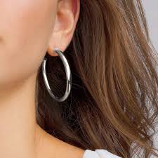 close-up de oreja con un aro plateado