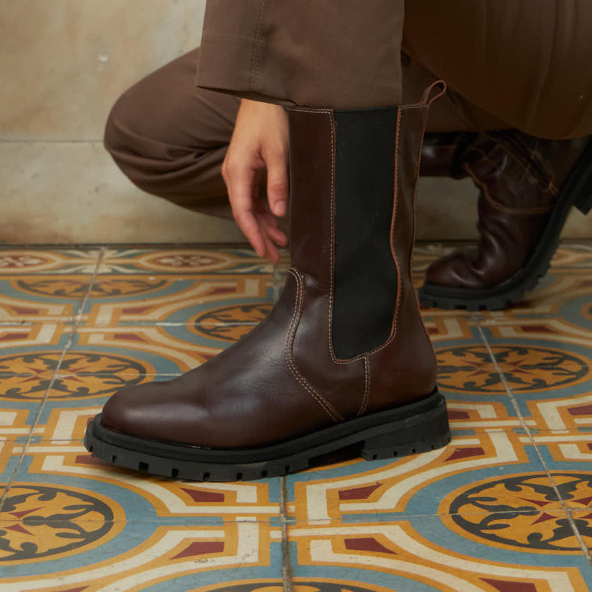 bota marrón de cuero media caña