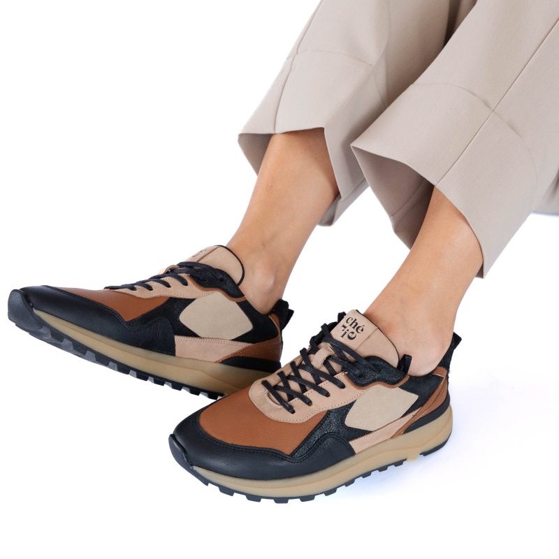 calzado casual-deportivo en color marrón, negro y beige