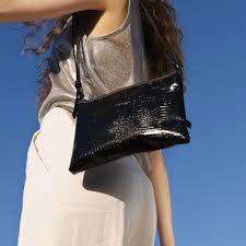 cartera baguette negra en modelo